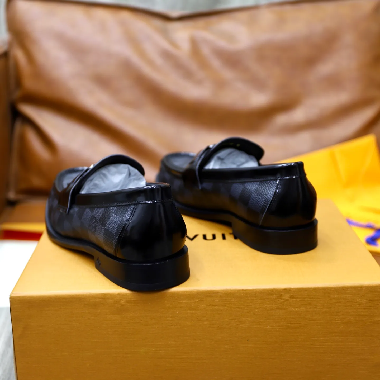 Men's shoes 💰: 💰900LV Louis Vuitton slip-on loafers, top quality products produced in Dongguan, ready for sale! This LV Glove loafer is made of selected soft cowhide, with a slightly wrinkled leather surface and a very high-end texture. Each pair is unique. The leather surface is light and soft, with a fine texture and good luster. It is a classic loafer style, with exquisite handmade mark stitching on the toe, and a square toe configuration to highlight the classic style. The horizontal band has hot-printed LV three-dimensional letters, semi-solid handcrafts and a genuine leather outsole, and a rubber patch on the heel to create wear-resistant performance and comfort. One of the must-have loafers for men! Comes with full original packaging! Code number: 38-39-40-41-42-43-44 (38, 45, 46 customized) standard leather shoe code